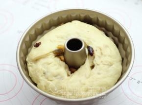 一直发酵到面团膨胀到2倍大，大约模具的七八分满。