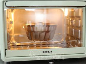 送入预热好的烤箱，上下火175℃，32分钟。