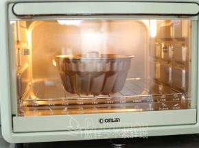 送入预热好的烤箱，上下火175℃，32分钟。