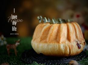 烤好的面包趁热脱模，放在烤网上晾凉。