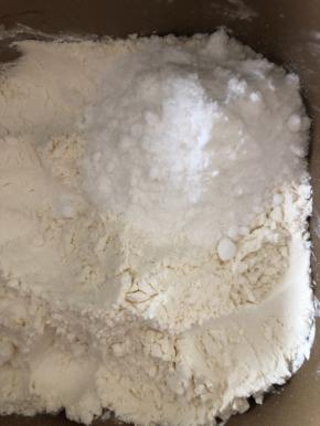 用面粉把账目覆盖住。加入糖。