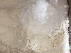 用面粉把账目覆盖住。加入糖。