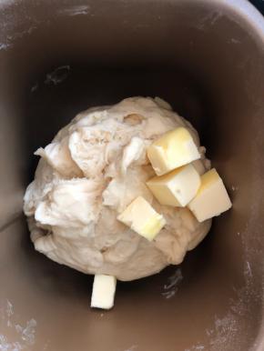 面包机揉面模式30分钟，加入黄油。继续揉面。