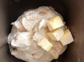 面包机揉面模式30分钟，加入黄油。继续揉面。