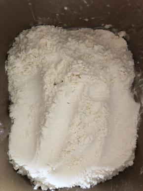 加入高筋面粉，覆盖住液体部分。