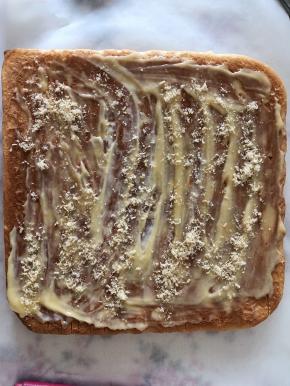 出炉以后翻过来，均匀涂抹肉松酱，吧面包对折后切成喜欢的小块。四周继续抹上肉松酱，在肉松的碗里滚一圈就好啦。