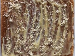 出炉以后翻过来，均匀涂抹肉松酱，吧面包对折后切成喜欢的小块。四周继续抹上肉松酱，在肉松的碗里滚一圈就好啦。