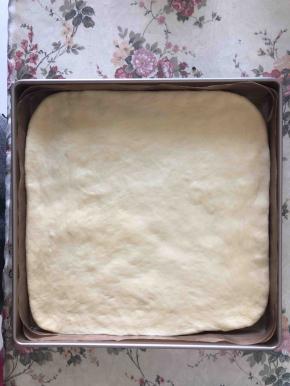 放入28*28的烤盘，用擀面杖擀成大小合适的面片。