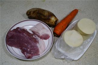 备好所用食材，我用到了莲藕，胡萝卜，猪肉，饺子皮。