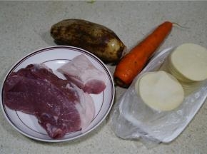 备好所用食材，我用到了莲藕，胡萝卜，猪肉，饺子皮。