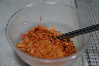 将莲藕，胡萝卜，猪肉用料理器打至成馅，再加入生抽，细盐及少许的胡椒粉调味，拌至上劲。有时间的朋友可以直接剁馅，听说剁出来的更有味。