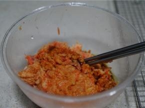 将莲藕，胡萝卜，猪肉用料理器打至成馅，再加入生抽，细盐及少许的胡椒粉调味，拌至上劲。有时间的朋友可以直接剁馅，听说剁出来的更有味。