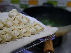 将包好的饺子下锅，煮至浮起就可以出锅了。