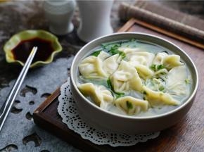豆芽青菜汤配上煮好的饺子，配上个人喜好的蘸酱就美美开吃啦。