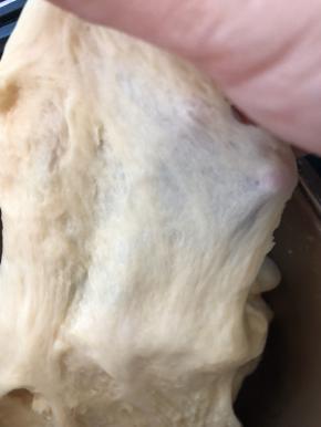 揉好的面团尽量可以揉出手套膜，这样子的面包比较松软。