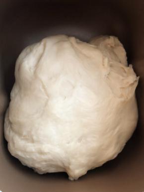 揉好的面团醒发10分钟。