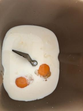 除黄油以外液体部分（牛奶、鸡蛋）放入面包机。