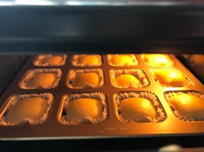 烤箱需要预热。放入烤箱150度上下火35分钟。观察上色情况。