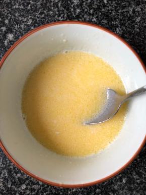 将融化好的黄油和牛奶混合注意不要油水分离。