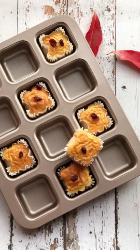 出炉，涂上蜂蜜撒上蔓越莓。