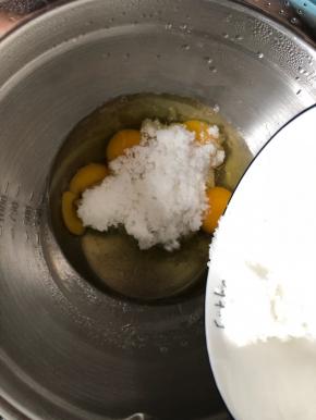 全蛋液坐温水中，加入白糖低速打发。