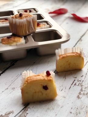 蛋糕出炉以后会有轻微的回缩是正常的。