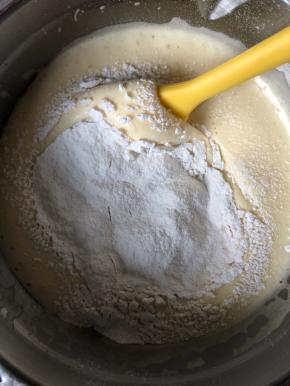 用抹刀之字形翻拌至看不到粉状。翻拌的时候不要太过用力。