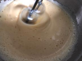 慢慢地打发，会发现气泡越来越绵密。