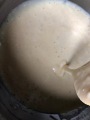 加入蜂蜜继续搅拌。拌好的蛋糕糊。