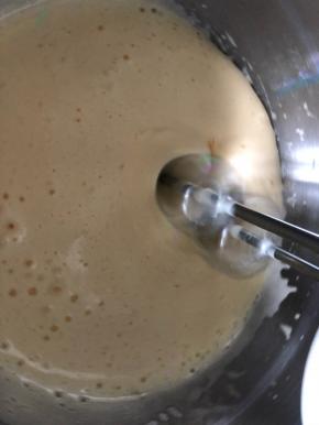 打好的全蛋液是非常绵密成绸缎状的。