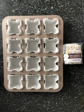 将纸托装入模具。