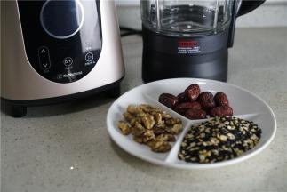 备好一份红枣，核桃仁，黑米，及少许的燕麦。