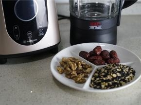 备好一份红枣，核桃仁，黑米，及少许的燕麦。