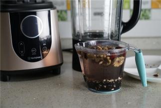 将红枣去核，然后混合其它食材先泡洗半小时。