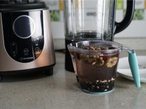 将红枣去核，然后混合其它食材先泡洗半小时。