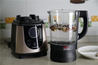 然后将泡洗好的食材控水入西屋破壁机，并加入清水，喜欢汤水的朋友可以将水量提高一些。