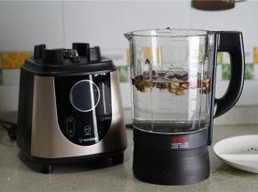 然后将泡洗好的食材控水入西屋破壁机，并加入清水，喜欢汤水的朋友可以将水量提高一些。