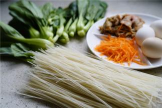 备好所用食材，如图有青菜，胡萝卜丝，肉末，鸡蛋，米粉。