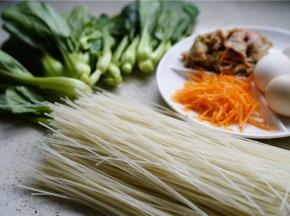 备好所用食材，如图有青菜，胡萝卜丝，肉末，鸡蛋，米粉。