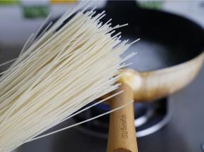 锅里加水煮开，将米粉下锅微煮米粉微熟，然后出锅控水泡在冷水里面待用。