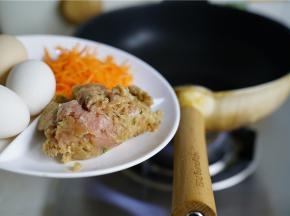 锅里加油，将肉末先下锅煸炒出香味。