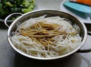 米粉控水之后，加入生抽，料酒，及少许的玉米油，拌至米粉均匀挂色挂味。