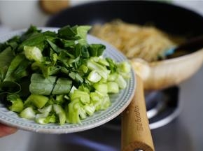下米粉的时候，可以将青菜碎一并下锅。