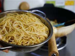 然后将米粉下锅翻炒至出味至完全熟透。