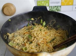 划散炒至米粉完成熟透裹味就可以啦。