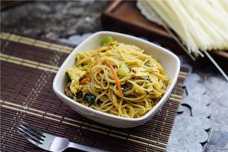 如图这样子一份鸡蛋青菜炒粉就完成啦。