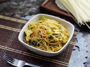如图这样子一份鸡蛋青菜炒粉就完成啦。