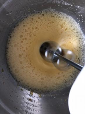 观察全蛋液出现了气泡，刚开始的气泡是比较大的。