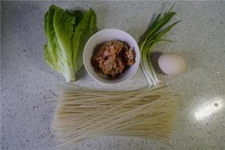 备好米粉，生菜，肉末，葱，鸡蛋。
