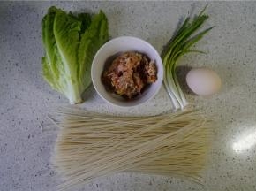 备好米粉，生菜，肉末，葱，鸡蛋。